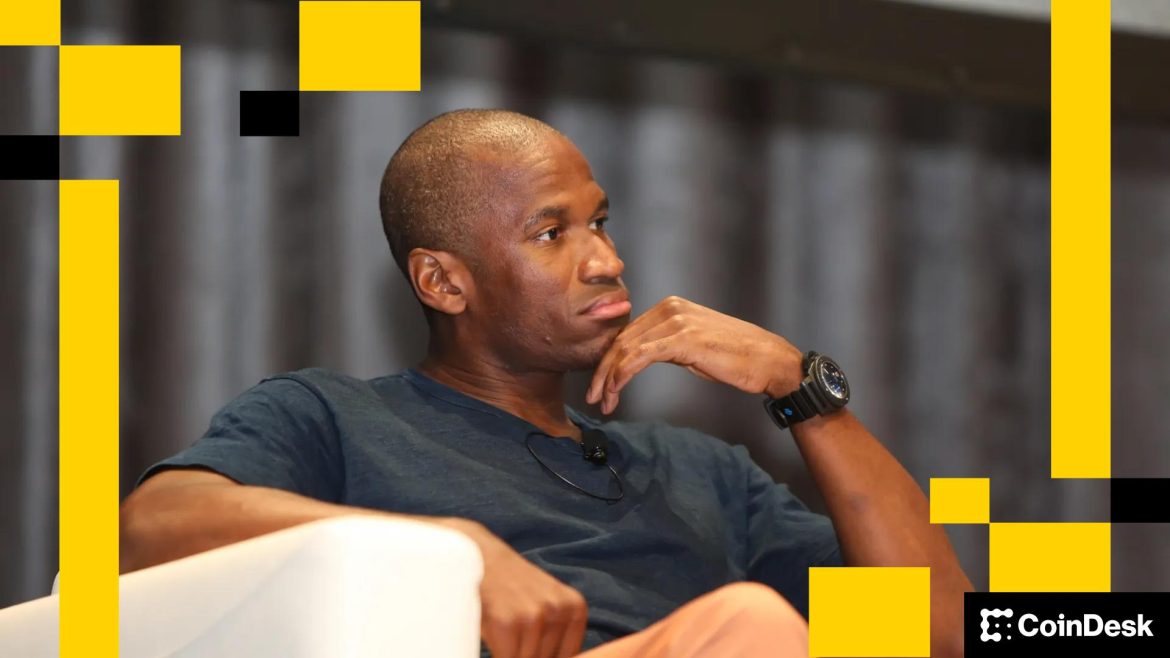 Arthur Hayes-Backed Family Office Seeks $250M to Buy Crypto Service Seed Funding Investment coins in a jar (Towfiqu barbhuiya/Unsplash/Modified by CoinDesk)