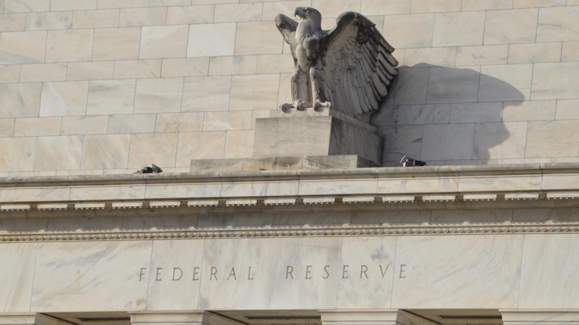 Bitcoin loses touch with the Dollar Index, U.S. stocks ahead of the Fed: Crypto Daily